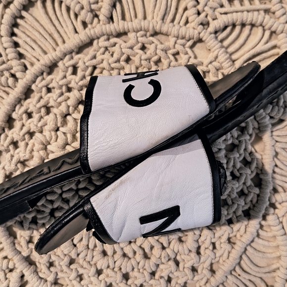 CHANEL😍CC Logo SS19 Leather Slide Mules - Picture 6 of 12